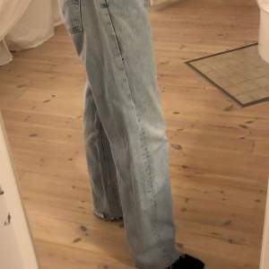 Trendiga Levis jeans w32 L34. Sitter fint som raka jeans på mig som använder w26 och L32/34! 300kr+ ev frakt✨