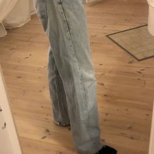 Levis jeans - Trendiga Levis jeans w32 L34. Sitter fint som raka jeans på mig som använder w26 och L32/34! 300kr+ ev frakt✨