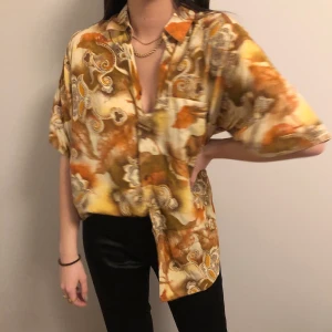 Kortärmad skjorta - Snyggaste skjort-tishan som jag köpte på en finare thrift shop i Prag, i jättebra skick, fick den för ca 800kr, passar unisex, made in Italy, en aning mindre gul än på bilderna, jätteskönt o fint material, flera som har trott att den varit från Acne Studios. Hör av er vid frågor!