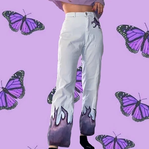 Flare jeans med lila äldlågor - Vita flare jeans med lila edlågor🥰. Jag har målat de själv med textilfärg så de klarar av tvätten😌. Supertrendiga nu när flare modellen och pastell lila är inne💜 Passar bäst för de som inte har en kim k ass då de kan vara svåra att få över då ahhah🥰🥰