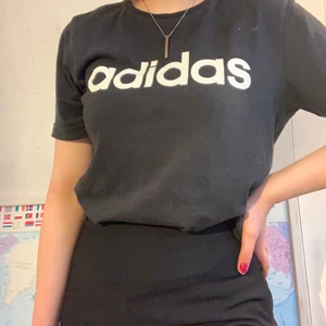 Svart Adidas T-shirt - Svart Adidas T-shirt❤️ Tror att det är storlek L men är i storlek för män så är oversized❤️ Ska försöka få ner fraktkostnaden❤️ På bilden är det en liten fläck men den försvann snabbt i tvätten❤️
