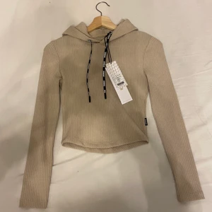 Stronger  - Säljger min super fina tröja från Stronger helt oanvänd har prislapp kvar har ändas provat den och den var för liten nypris 600 skriv för fler bilder