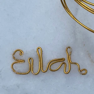 Namnhalsband i guld - Handgjorda namnhalsband i guld. Görs på beställning & önskemål! Tål vatten & parfymerade produkter men guldplätteringen kan skavas bort om det slår i hårda föremål ofta. 95kr men ett kortare/längre namn kan få andra priser.