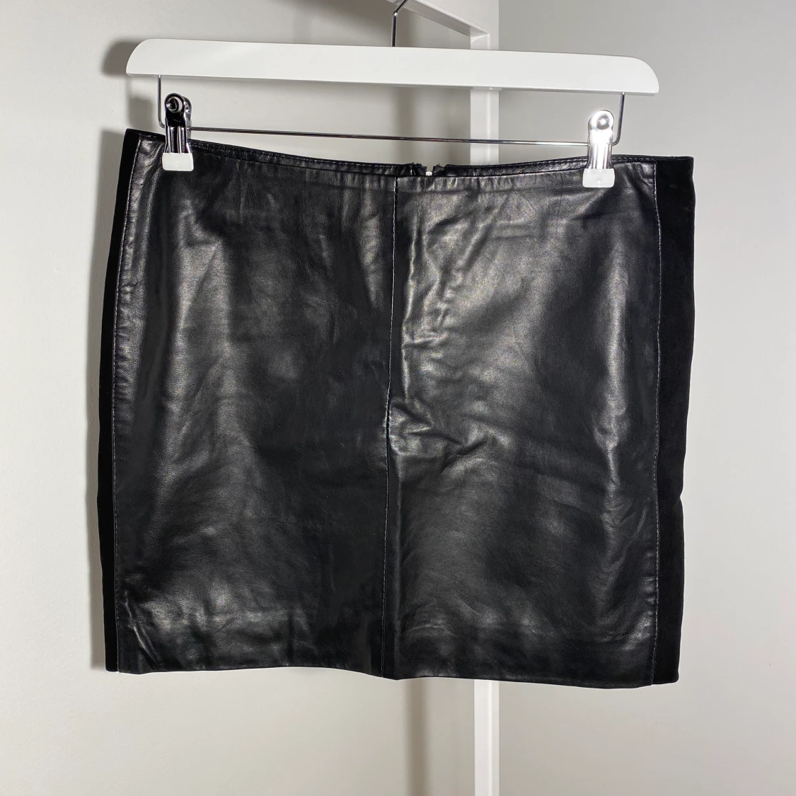 Skinnkjol med mockadetaljer 