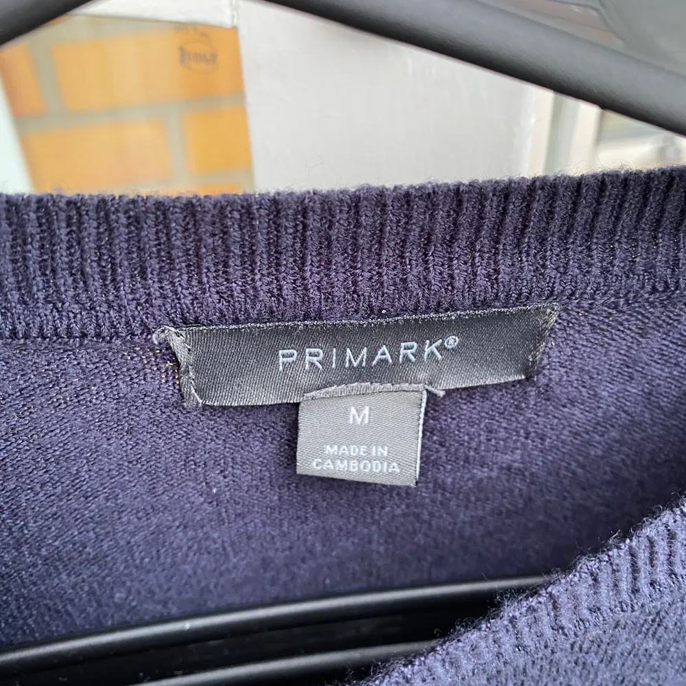 Mörkblåtröja från primark i storlek M, köp direkt för 40kr.  Kan mötas upp i Helsingbor/ Båstad men även frakta. Köparen står för frakten då och endast swich🤎. Tröjor & Koftor.