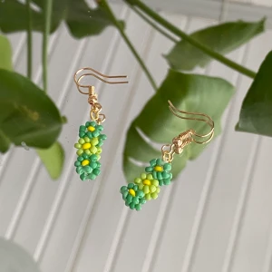 egentillverkade örhängen  - Söta egentillverkade örhängen. Gröna Blommor 🌺   Säljer för 35 + 12kr i frakt!                                       Vid köp av 2 örhängen eller fler är frakten gratis 💕 Kika gärna in mina andra annonser! 