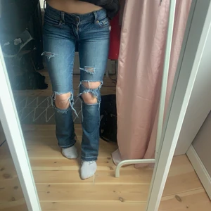 Lågmidjade bootcut slitna - Från Vila, sparsamt använda💕 Passar Xxs och Xs , köpare står för frakt💕