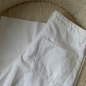 Vita jeans från Zara - Vita vida jeans från Zara. Säljer då dom aldrig kommer till användning. Lite kortare i modellen vilket e så snyggt till sommaren!!! Frakt ingår inte i priset.💗