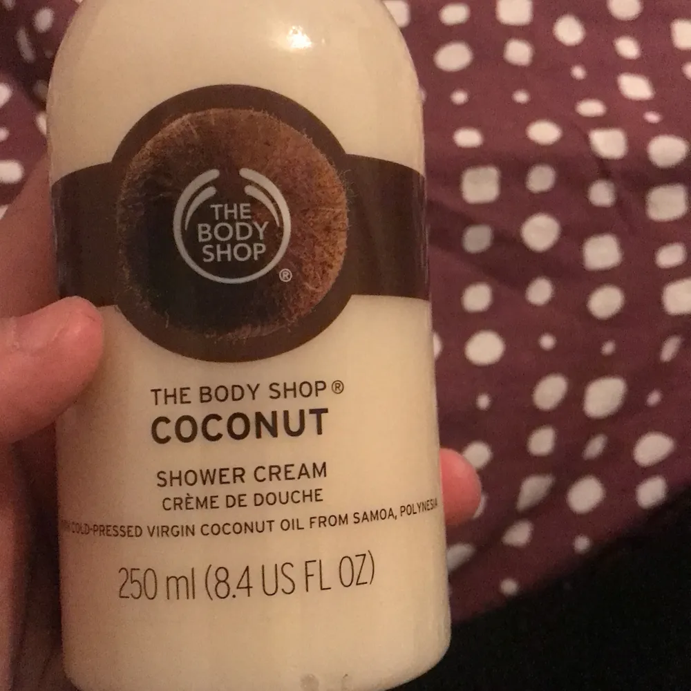shower cream från the body shop lukten sv kokosnöt 250 ml oandvänd köpt för 70kr. Övrigt.