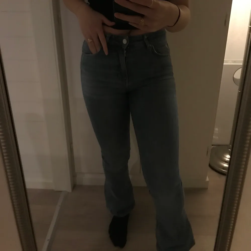 Blåa jeans från Gina, sitter svin bra men använder inte längre (jag är 170cm) 🤍🤍använda ett fåtal gånger. Jeans & Byxor.