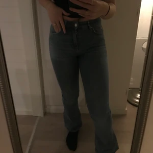 Blåa jeans - Blåa jeans från Gina, sitter svin bra men använder inte längre (jag är 170cm) 🤍🤍använda ett fåtal gånger