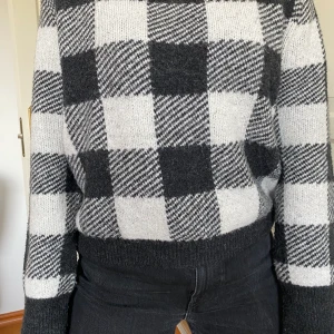 Stickad tröja  - Stickad tröja i ett rutigt mönster. Bra passform, ganska rak i modellen:) Tröjan är i storlek s. FRAKT INGÅR!!!