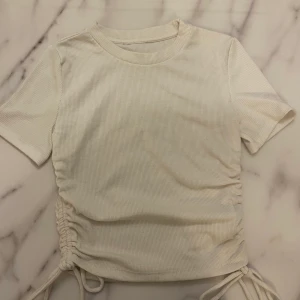 Vit topp - Topp från zara storlek S 50kr exklusive frakt 🌸🌸