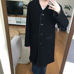 Ullkappa - Tunn kappa i 50% ull från Adelsten i superfint skick, perfekt framåt våren! Om du köper någonting i min shop för över 50kr så får du något för 20kr på köpet (det finns en hel del att välja bland).