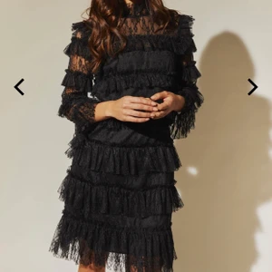 By malina klänning - Den populära by malina klänningen i svart. Köpt i december för 1999 kr, använd två gånger. Skriv för fler bilder🥳 