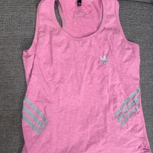 Adidas topp - Säljer denna då jag inte använder den. Tror inte att det är äkta, därav billigt pris🥰 köparen står för frakten