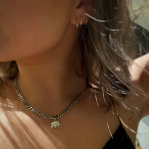 Elefant Halsband  - Ett stilrent enkelt halsband med ett Elefant motiv🐘🐘