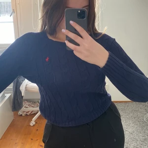 RL kabelstickad - Marinblå kabelstickad tröja ifrån Ralph Lauren( bild nummer 2 är lånad) . Inte min stil längre därav säljer jag den. Köparen står för frakten 