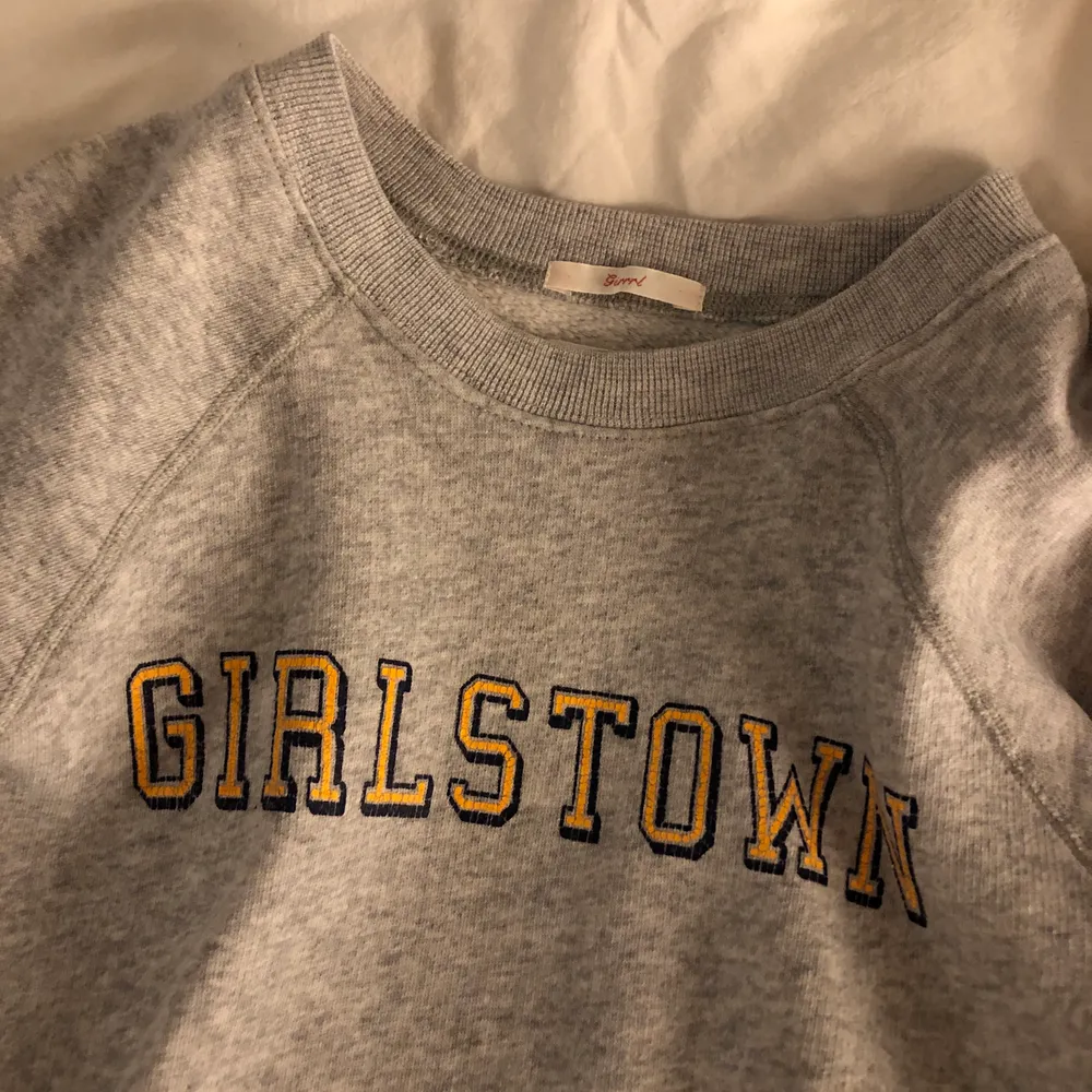 Grå vintage sweatshirt med text. Från Gant storlek XS 💘 (Finns inget tydligt gant märke på tröjan förutom lappen inuti). Hoodies.