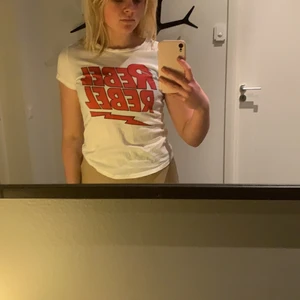 T-shirt ifrån Raglady⚡️ - Super cool T-shirt ifrån Raglady, perfekt i alla lägen!!☺️ Den är i storlek S/M, fick den i fördelsedags present så vet tyvärr inte utgångspriset🥰🥰 säljer den för 30kr+frakt☺️