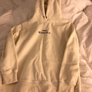 Ljusbeige hoodie med text - Supersnygg lite oversized hoodie med text både fram och bak. Aldrig använd 💖