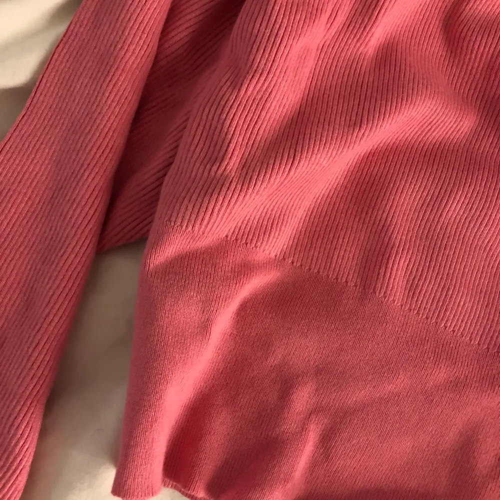 Superfin klarrosa ribbad tröja från Gina. Aldrig använd med prislappen kvar. Otroligt skönt material och formar fint 💘. Stickat.