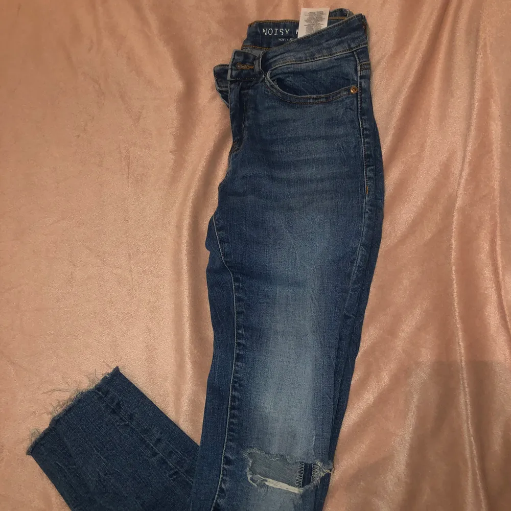 Fina jeans med hål, korta i längden passar XS fint eventuellt S. Endast använda ett par gånger då jag råkat beställa fel storlek. . Jeans & Byxor.