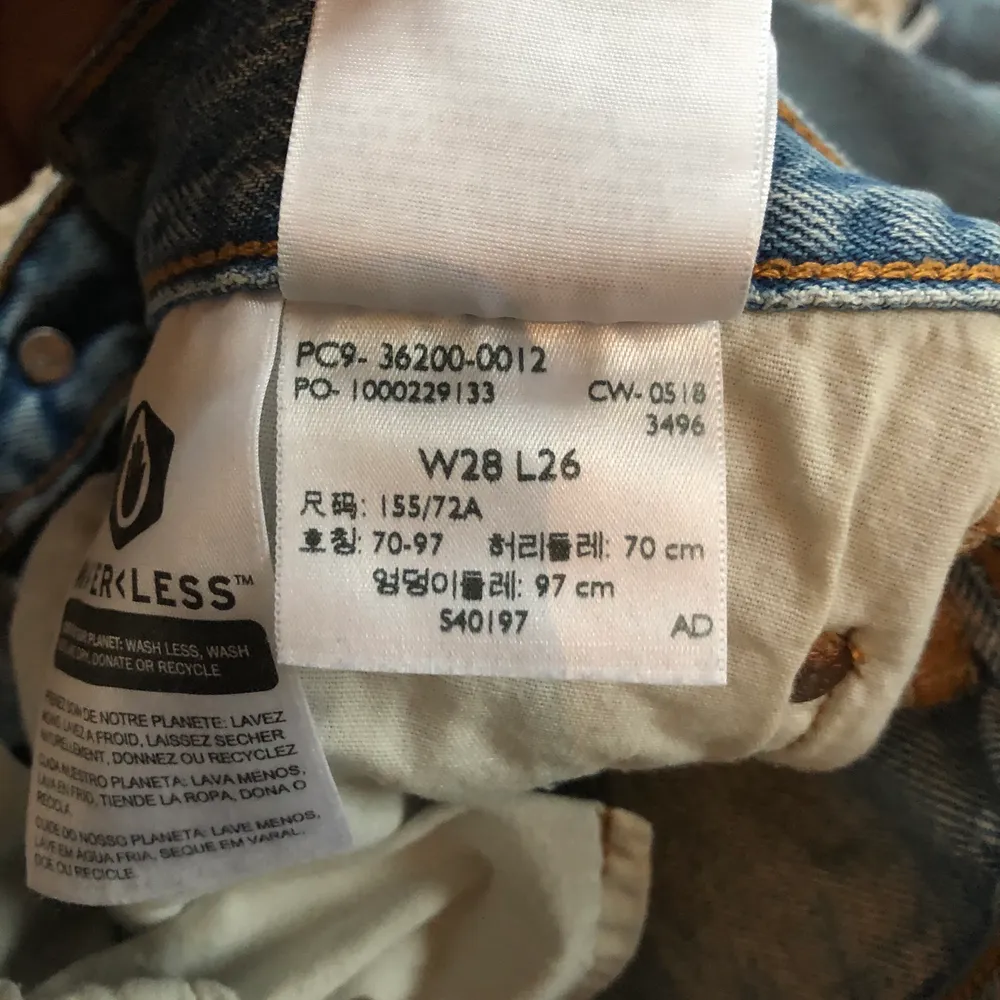 Klassiska 501 Levis jeans med slitningar. Jättesnygga men har tyvärr blivit för små för mig. Bra skick, fler bilder på passform kan skickas vid förfrågan.. Jeans & Byxor.