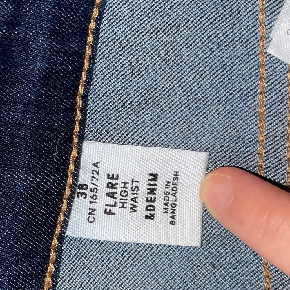 Mörkblåa högmidjade flaire jeans från hm, aldrig använda, priset kan diskuteras🥰. Jeans & Byxor.