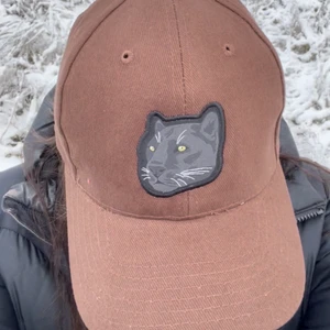 Skitsnygg brun keps  - Jättesnygg och trendig brun keps som kommer från mitt egna uf företag Cap Charité! Färgen heter espresso brown🤎🤎 och kepsen är tillverkad i 100% bomull! Vi vill uppmärksamma problemen med utrotningshotade djur och skänker därför 5% till ändamålet🦁🐯