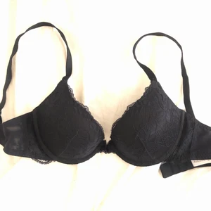 Push up bh - Fin bh från Åhléns i svart spetstyg med lite push up. Storlek 70C, jättebra kvalité ganska ny men sällan använd pga för liten :( inga defekter! 