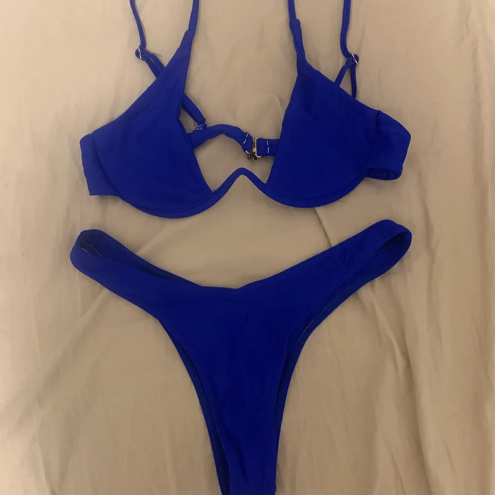 Säljer en väldigt fin royal blå bikini från SHEIN då den är för liten (den är liten i storleken skulle säga att den passar mer som storlek S), bara testet den en gång. . Övrigt.