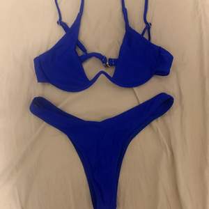 Säljer en väldigt fin royal blå bikini från SHEIN då den är för liten (den är liten i storleken skulle säga att den passar mer som storlek S), bara testet den en gång. 