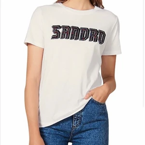 Sandro t-shirt  - Fin t-shirt från Sandro Paris i modellen ”Chella t-shirt”. Okej skick. Kostar cirka 1200 på nypris :)