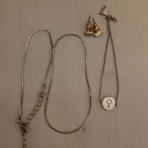 Set av enkla guldfärgade smycken. En halskedja, ett armband med venussymbol och ett par gulliga örhängen med genomskinliga stenar. Oanvända i felfritt skick.