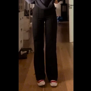 Missguided tall kostymbyxor strl 34 - Ett par supersnygg svarta kostymbyxor från missguided tall i strl 34. Dem går ner och över skorna på mig som är 173 och är knappt använda. Pris 200kr plus frakt som köpar står för 📦. Skriv privat vid intresse!💕