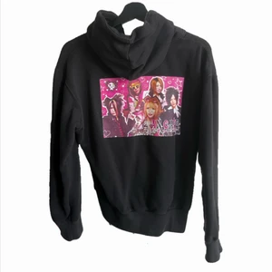 Japanese band hoddie - Jätte söt och cool An cafe japansk 2000s band hoddie med fina tryck. Frakt kostar 66 kr! Skriv gärna om du har frågor ❤️❤️👽 storlek xs men passar en M Föreslå pris från 100
