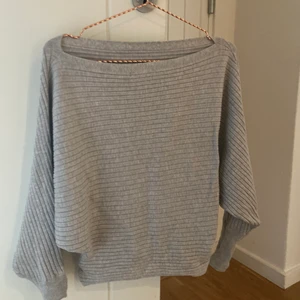Ljusgrå off shoulder - Ljusgrå off shoulder tröja från Gina tricot. 