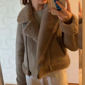 Jacka - Säljer denna snygga och sköna jacka från stradivarius. Den är mer grå i verkligheten, som på sista bilden!                                                                                                        Ganska varm så funkar både på hösten, vintern och våren❤️