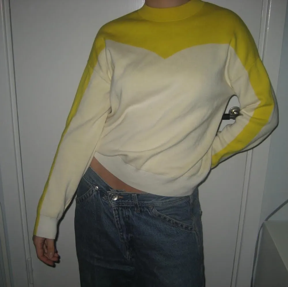 Finstickad tröja från &otherstories i två gula nyanser. Så fin men har tyvärr växt ur den! . Stickat.