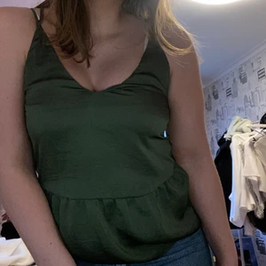 Grön topp - Jättefin grön topp från H&M. Storlek 36. Säljer pga för liten. Bra skick