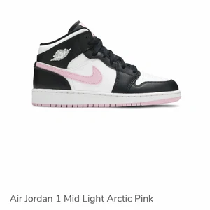 Arctic Pink jordans - Säljer mina jordans i färgen ” Arctic pink”. De är i strl 40 men har 39 i alla mina andra skor. Det stod att dessa var små i strl och att man skulle gå upp en strl. Lite creesade där fram men har använt creese skydd ett bra tag. ”Creesingen” synds inte så mycket om man tvättar skon. 