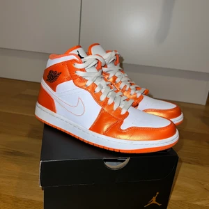 Nike air jordans 1 mid metallic orange - Säljer mina Nike air jordans 1 mid metallic orange pågrund av att det vart fel storlek för mig. Storlek 40. Använda 2 gånger bara. Säljer för 900kr. Pris kan diskuteras vid snabb affär.