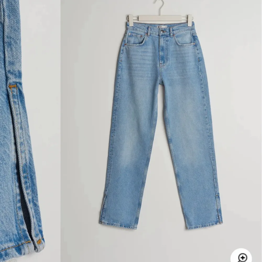 Så fina jeans som tyvärr är för stora för mig, de har en slits nertill och superfin blå färg💙 Nästan aldrig använda. Jeans & Byxor.