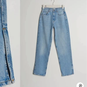 Gina tricot jeans - Så fina jeans som tyvärr är för stora för mig, de har en slits nertill och superfin blå färg💙 Nästan aldrig använda