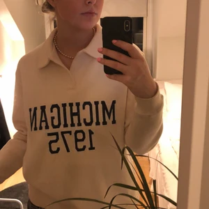 Collegetröja med krage från Zara!  - Superfint skick, knappta använd. Strl M, sitter normalt på mig som vanligtvis har 36/38. Jättesnygg tröja som bara inte kommer till användning! Köptes för 299 kr.