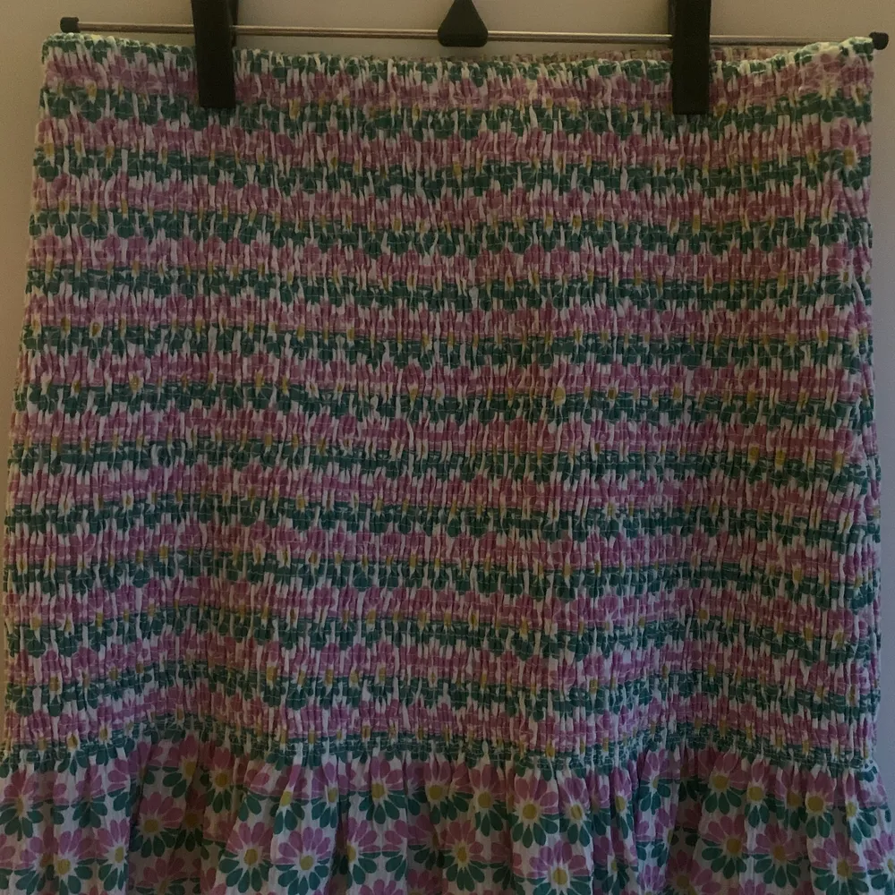 En super söt mönstrad kjol ifrån zara som även fungerar som topp! Köptes för 300kr och har bara använts ett fåtal gånger. Perfekt nu när våren och sommaren närmar sig❤️. Toppar.