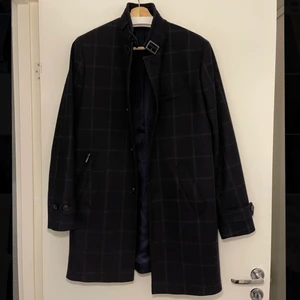 Riley Stanton rock - En mörkblå ullrock med kritstrecksrutor i 60-tals inspirerad stil. Sparsamt använd, nypris 3000kr. Frakt tillkommer.