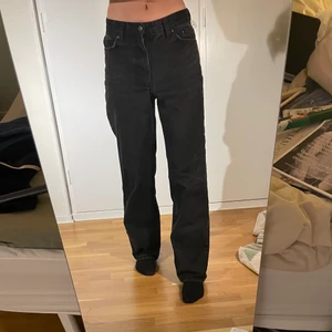 Baggy svarta jeans - Fina baggy, svarta jeans från pull&bear! Strl 36. Jag är 170 cm för referens. Meddela om du har frågor! 