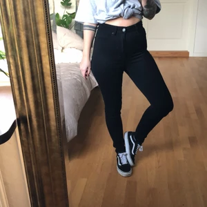Neuw marilyn high skinny jeans - Säljer mina Neuw Marilyn High Skinny jeans eftersom jag inte använder dom tillräckligt mycket. Jag har använt dom några gånger, men dom är fortfarande i mycket bra skick! Mjuka och sköna med bra stretch 🌟 Nypris 799 kr.